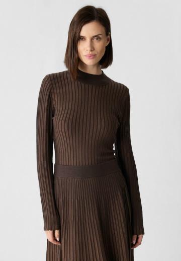 Пуловер в полоску