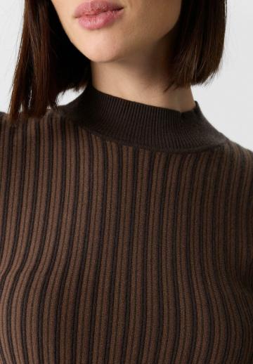 Пуловер в полоску