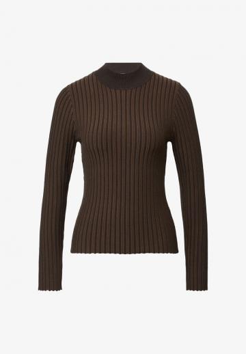 Пуловер в полоску