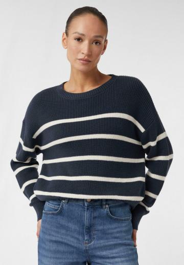 Пуловер в полоску