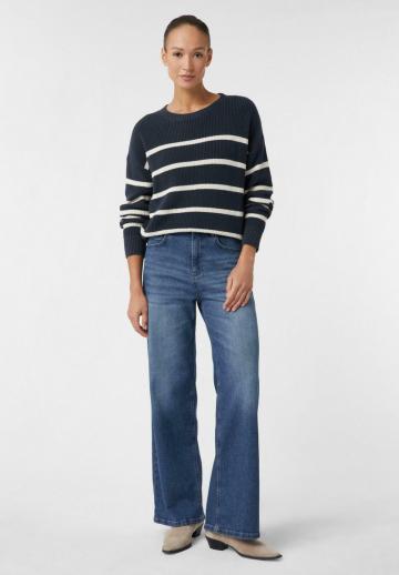 Пуловер в полоску