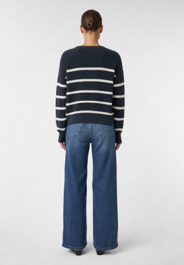 Пуловер в полоску