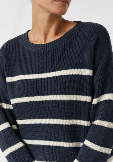 Пуловер в полоску