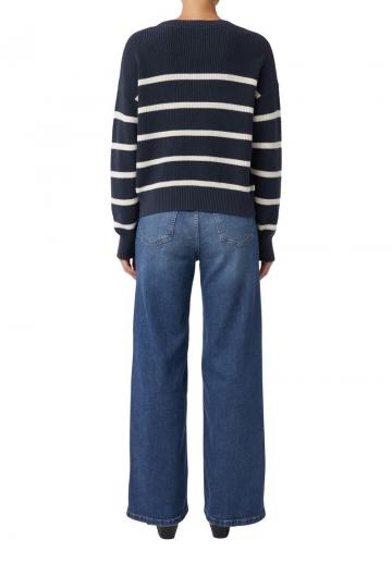 Пуловер в полоску