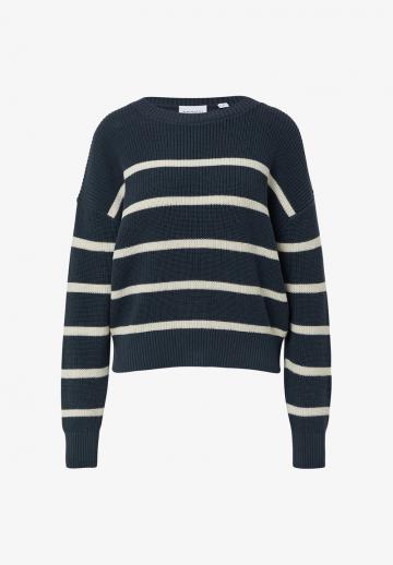 Пуловер в полоску