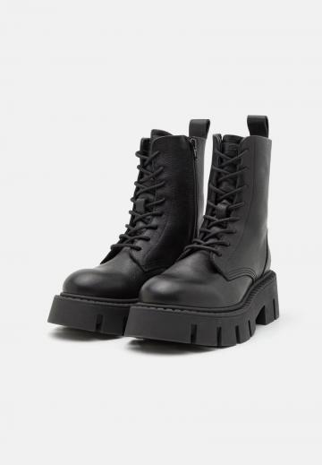 Ботинки на шнуровке