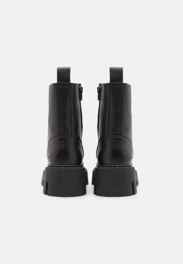 Ботинки на шнуровке