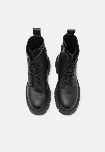 Ботинки на шнуровке