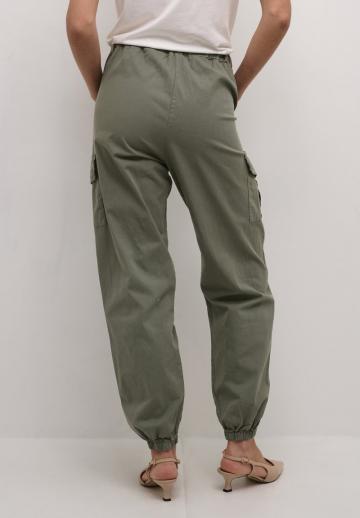 Брюки с накладными карманами