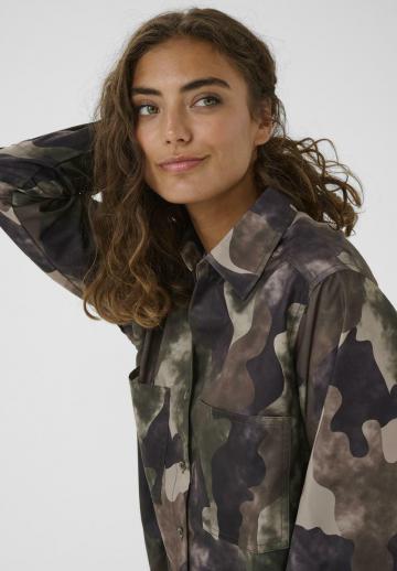 Куртка с накладнымит карманами