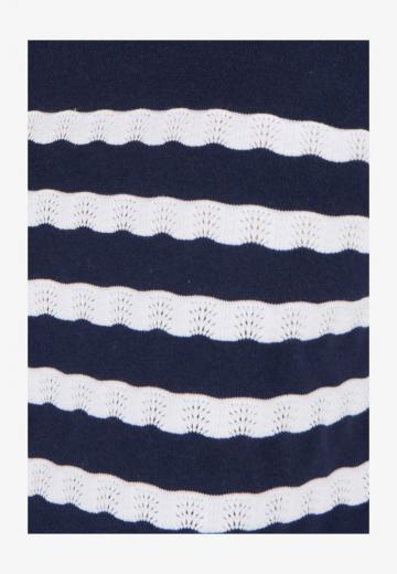 Пуловер в полоску