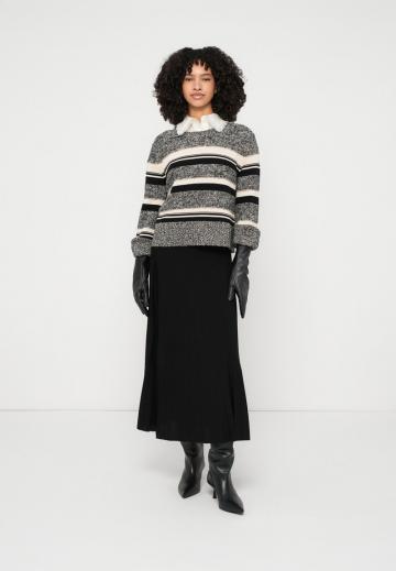 Пуловер в полоску