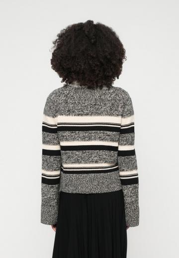 Пуловер в полоску