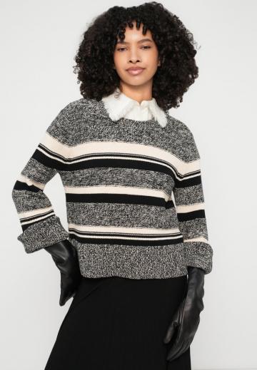Пуловер в полоску