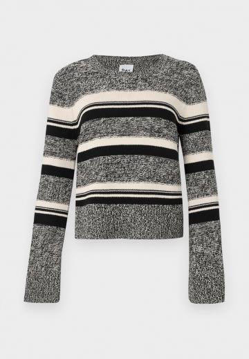 Пуловер в полоску