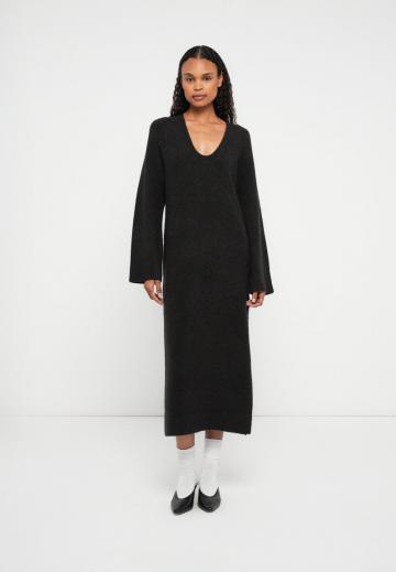 Вязаное платье