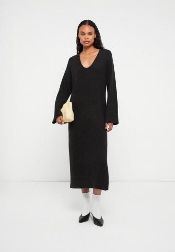 Вязаное платье