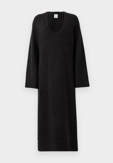 Вязаное платье