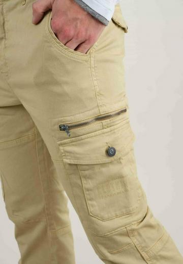 Брюки с накладными карманами