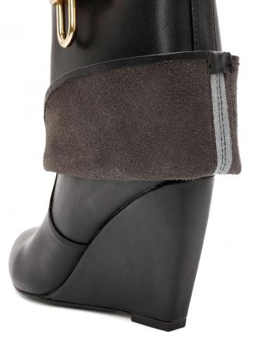 Сапожки на танкетке