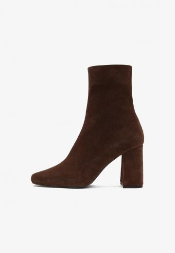 Высокие сапоги