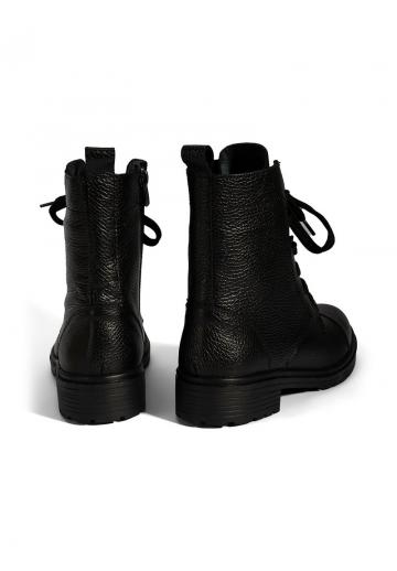Ботинки на шнуровке