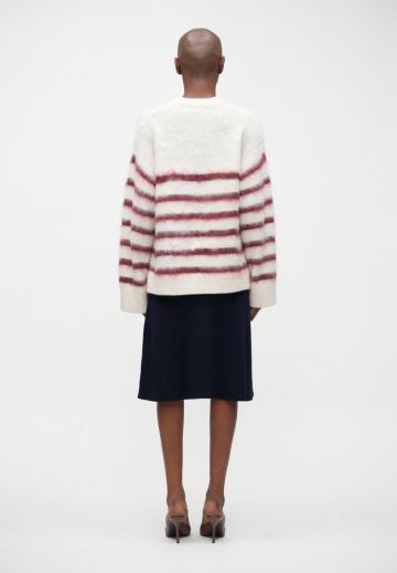 Пуловер в полоску