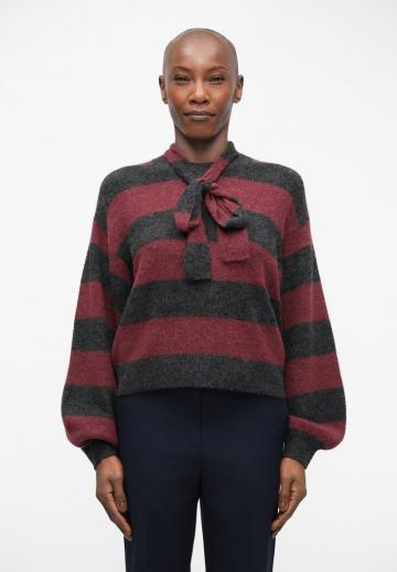 Пуловер в полоску