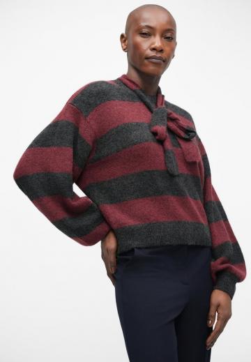 Пуловер в полоску