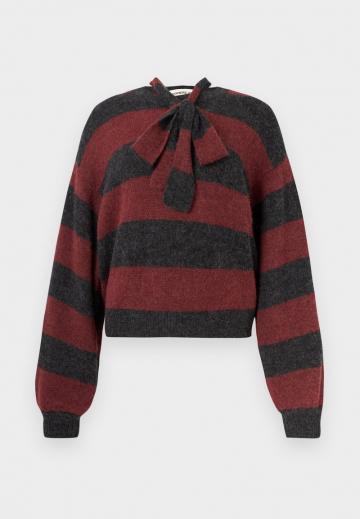 Пуловер в полоску