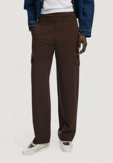 Брюки с накладными карманами