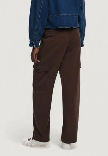 Брюки с накладными карманами