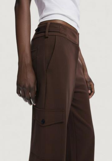 Брюки с накладными карманами