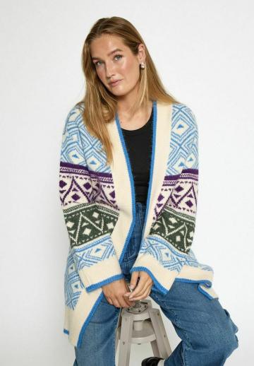 Жаккардовая вязаная кофта