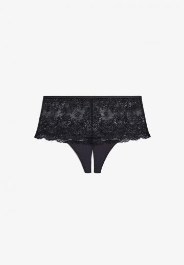 Трусы на бедрах