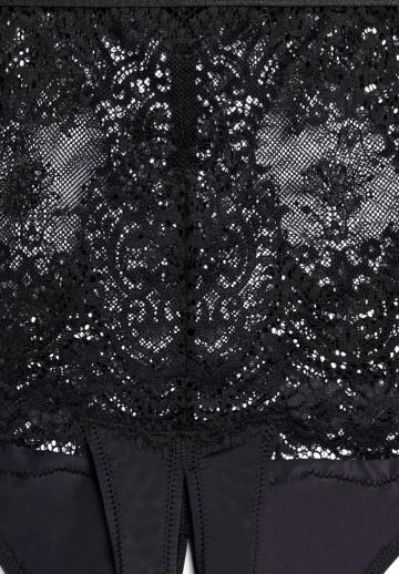 Трусы на бедрах