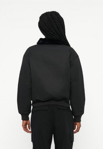 Куртка с накладнымит карманами