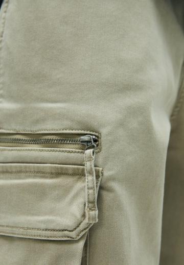 Брюки с накладными карманами