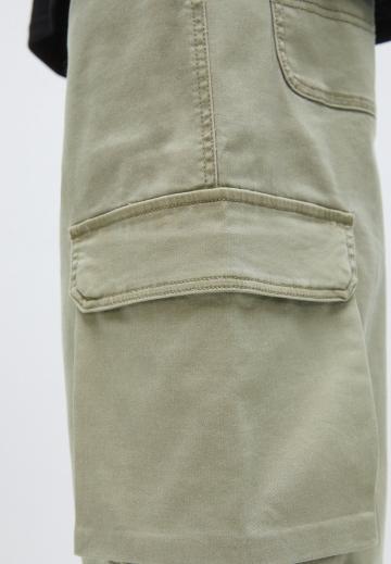 Брюки с накладными карманами