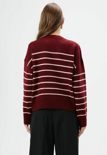 Пуловер в полоску