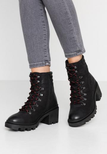 Ботинки на шнуровке