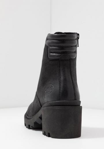 Ботинки на шнуровке