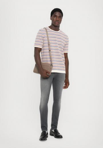 Узкие джинсы