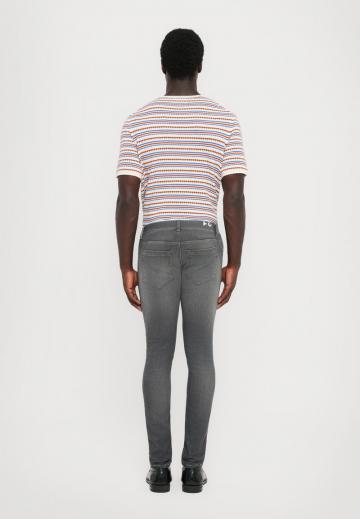 Узкие джинсы