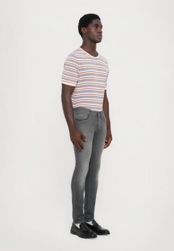 Узкие джинсы