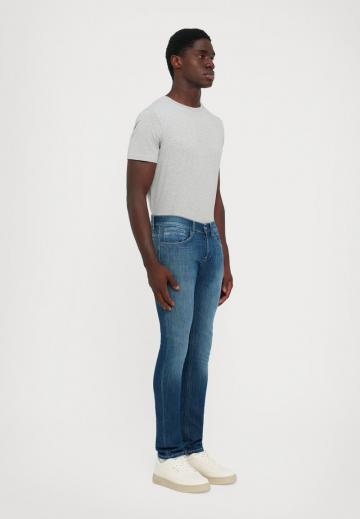 Узкие джинсы