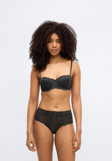 Трусы на бедрах