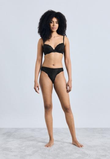 Трусы на бедрах