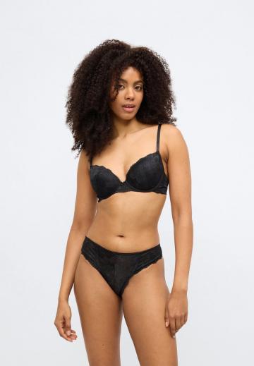 Трусы на бедрах