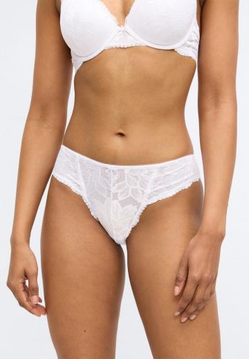 Трусы на бедрах